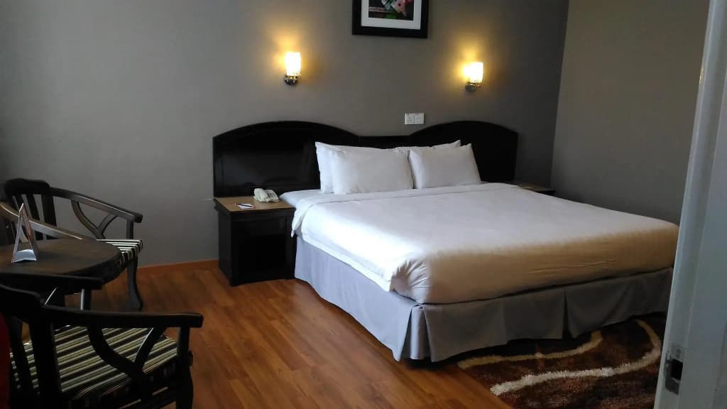 TF Riverside Hotel - photo 4