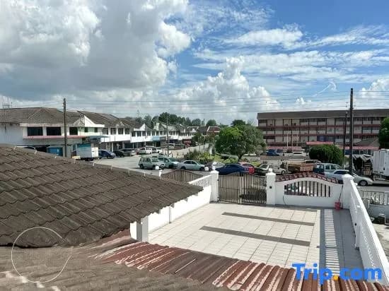 Kempas Family Suites 5BR Homestay by MWH - photo 1