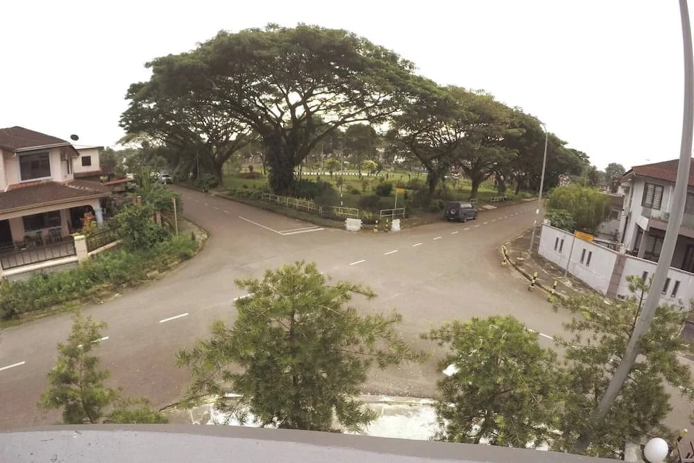 Cozy Johor Bahru Home With Family Room and Unblock Balcony View - photo 23