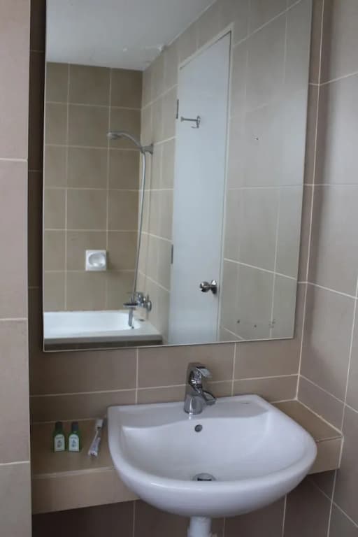 Peaceful Service Suites at Taragon Puteri Bintang - photo 8