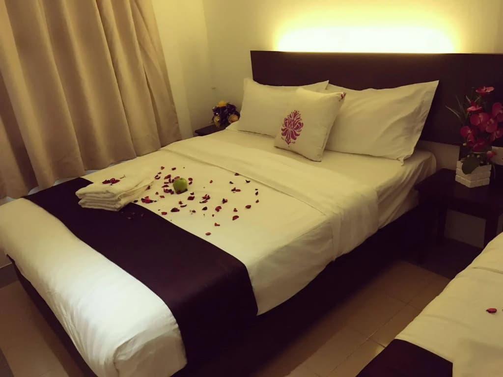 Apple 1 Hotel Queensbay - photo 3