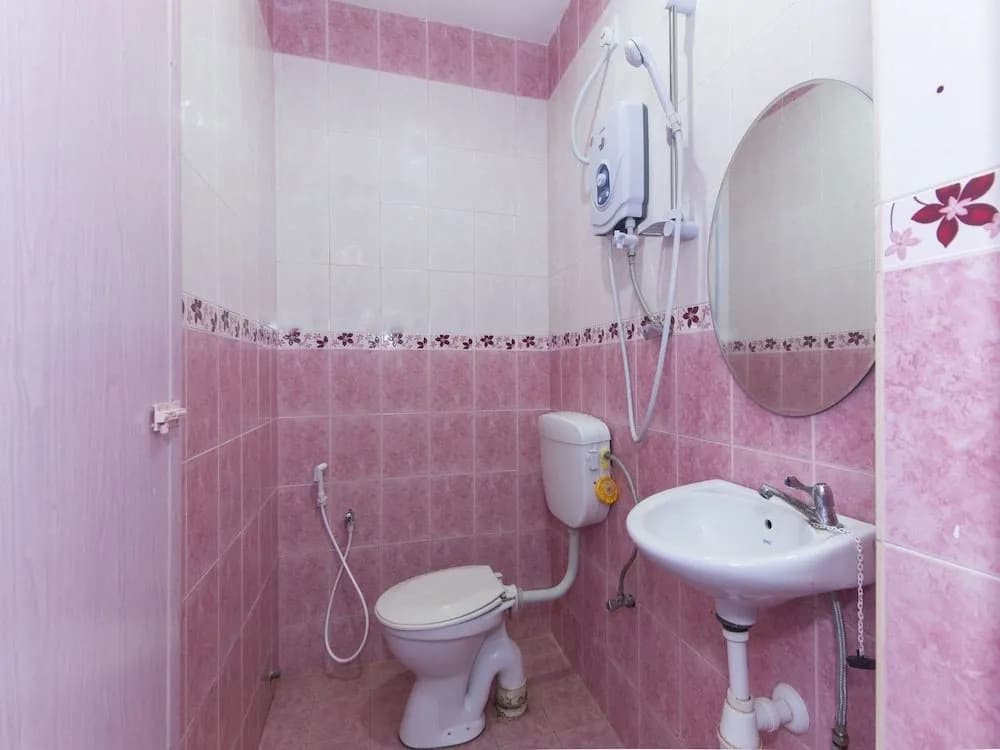 OYO 906 Happy 92 Hotel Lumut - photo 6