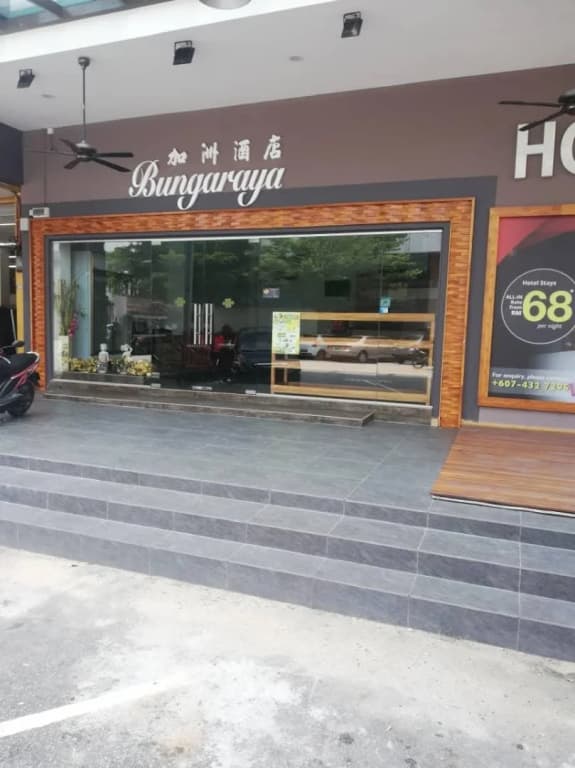 Room V @ Jalan Sultanah Near Bus Stop Batu Pahat - photo 17