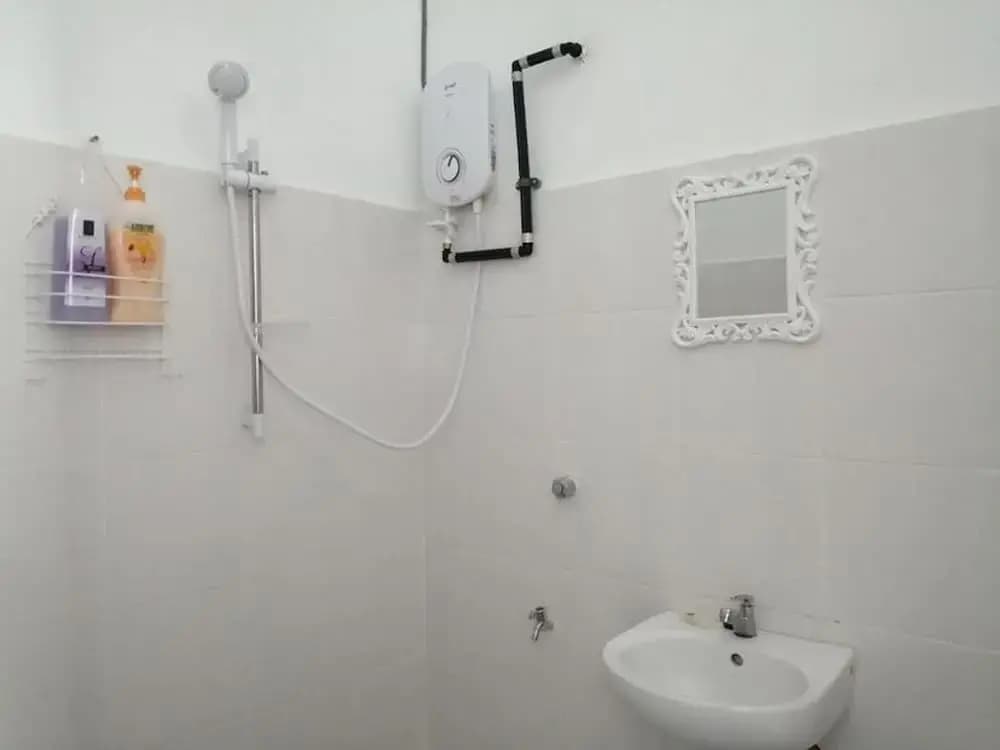 Beautiful Double Room With Ac in Kuching Center - photo 5