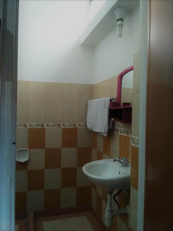 Ang's Hotel - photo 7