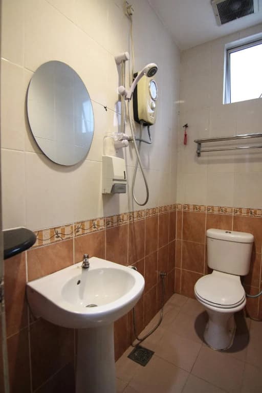 Hotel Zamburger Taman Perling - photo 6