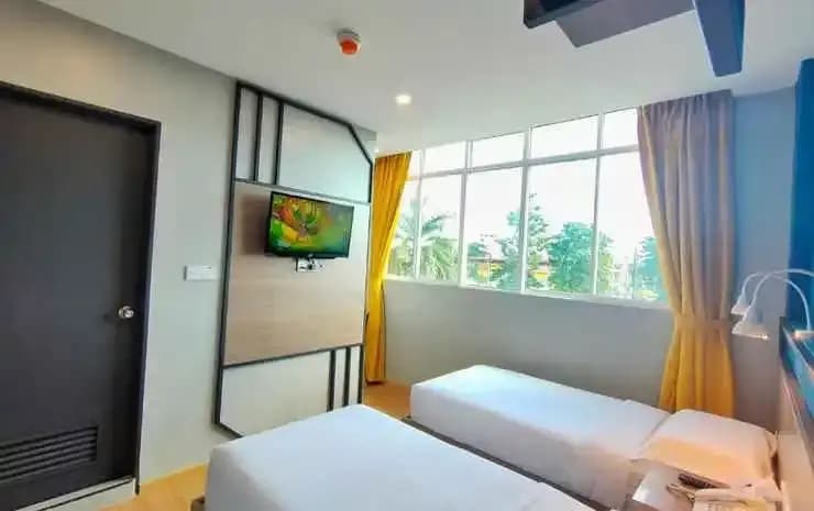 Uptown Hotel - photo 10