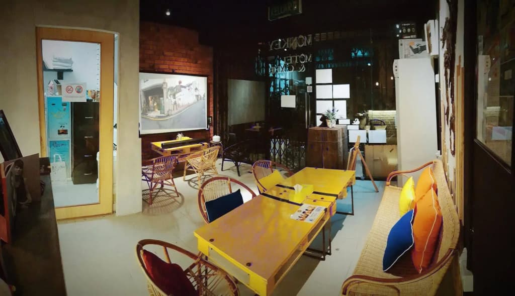 Monkey Motel & Café - photo 5