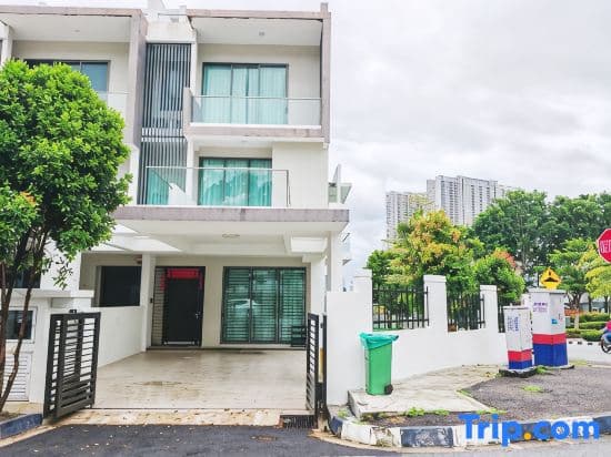 112 Corner Terrace 6BR 6Bath 18pax Near SPICE/USM/QUEENSBAY - photo 1