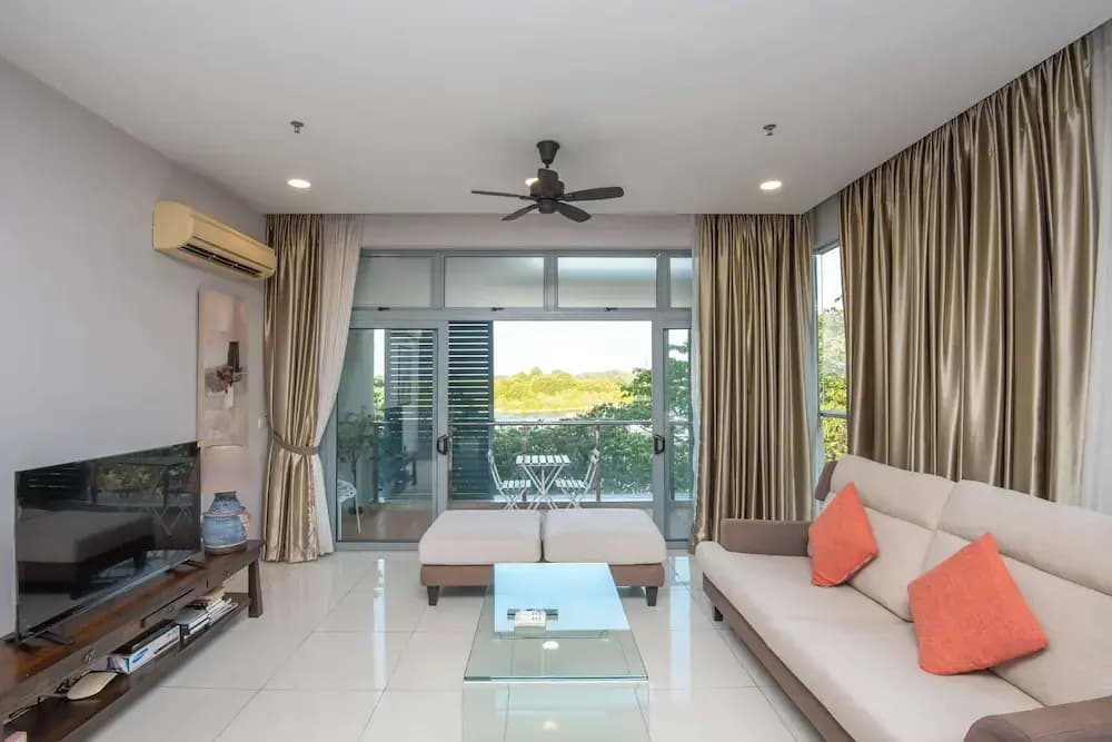 3BR Somerset Apt 2 TVs With Harbour View, Legoland - photo 2