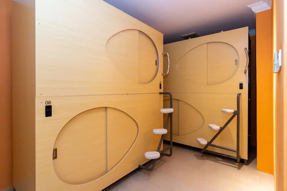Momostay Capsule Hotel - photo 7
