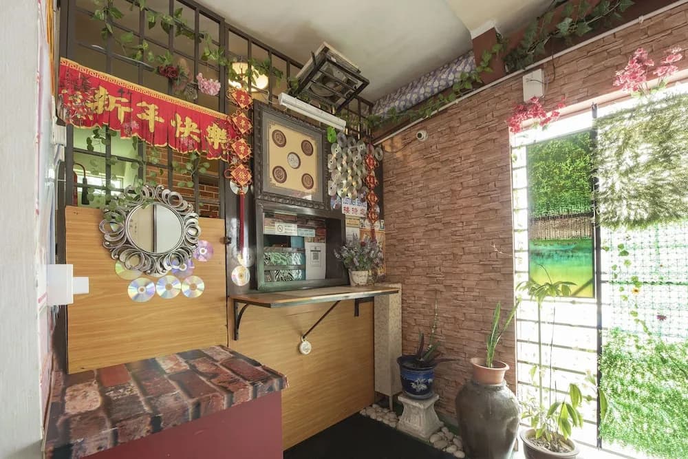 Spot On 90305 Hen Hen Hotel - photo 2