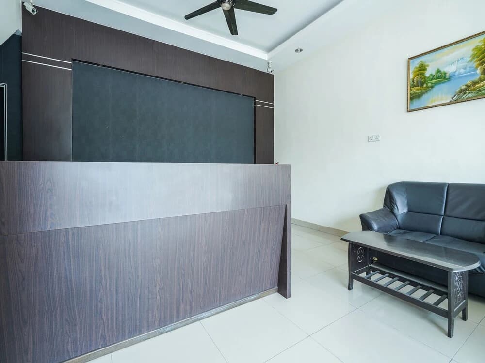 JJ Hotel by OYO Rooms - photo 2
