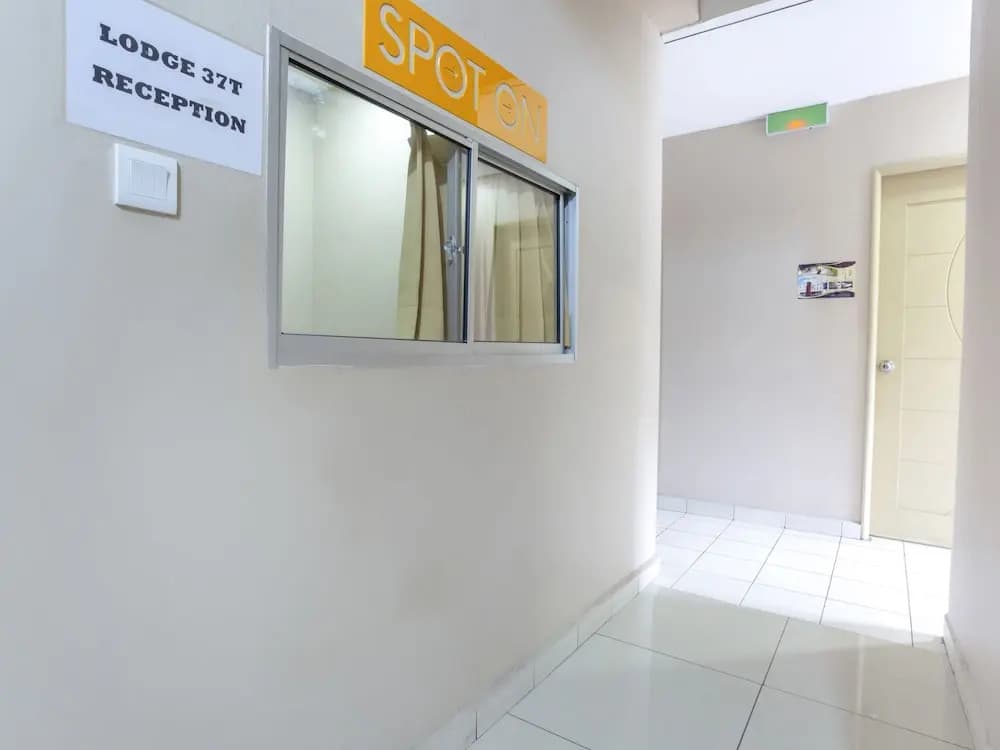 Lodge 37T by OYO Rooms - photo 1