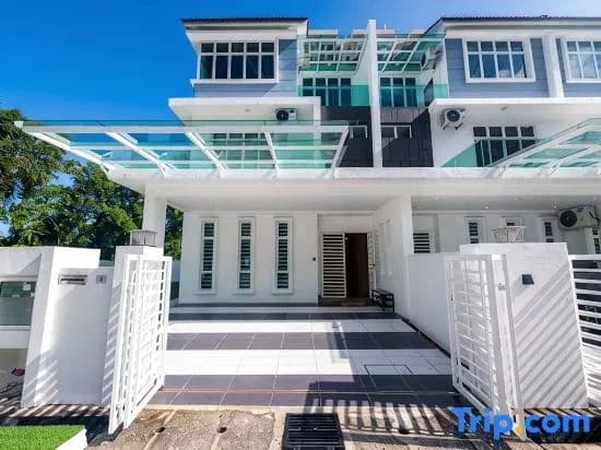 Batu Ferringhi Warm & Cozy Designer Tropical 5 Bedrooms Terrace House Penang - photo 1