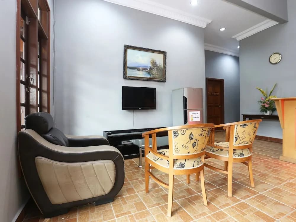 OYO 89523 Villa Sri Mayang - photo 2