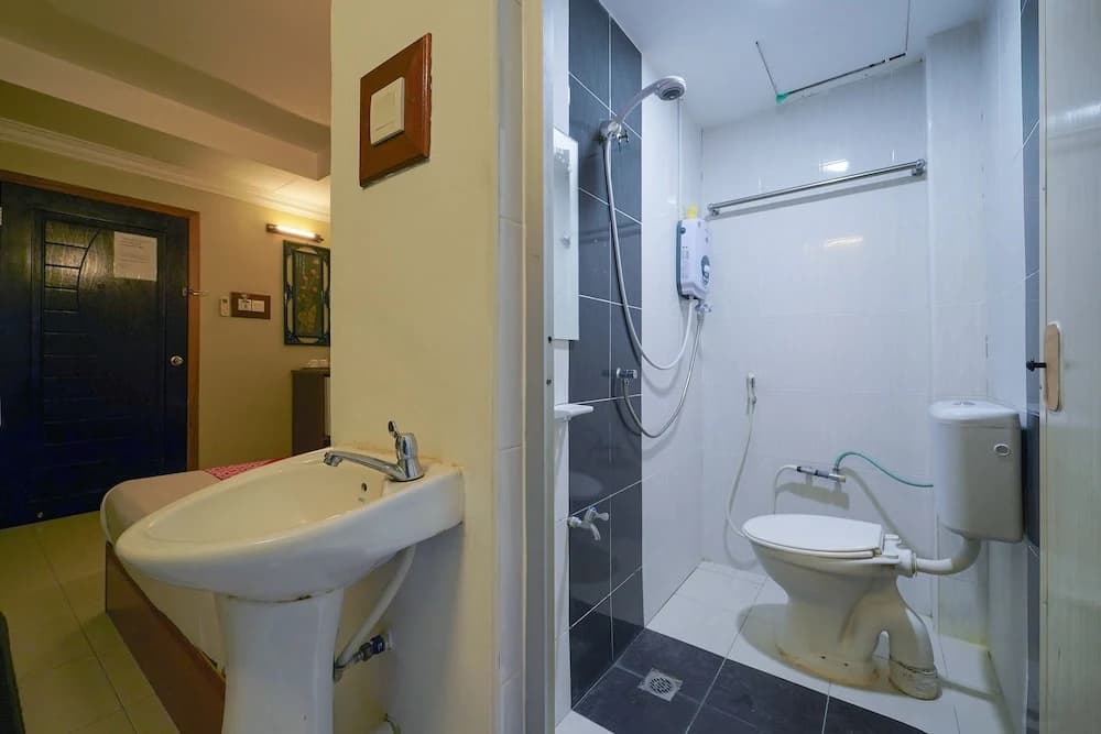 Fins Hotel by OYO Rooms - photo 10