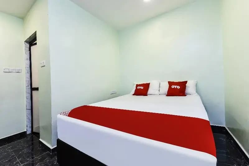 Th Hotel by OYO Rooms - photo 11