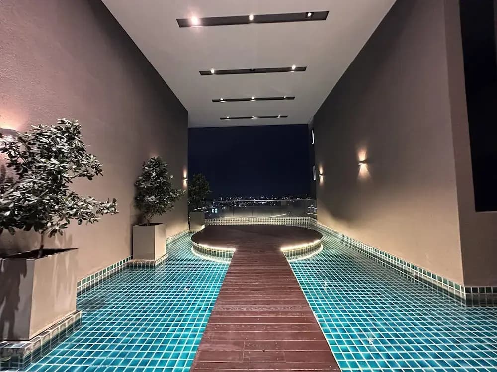 Skyline Luxe 4BR Retreat with En-suites - photo 14