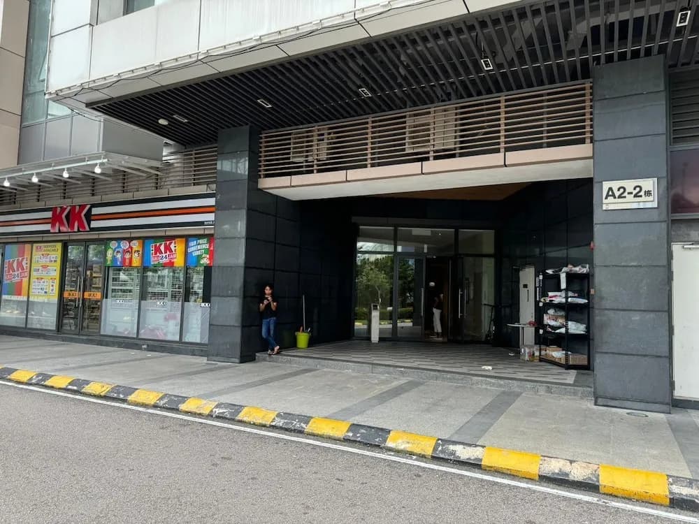 JB City CIQ-R&F Shopping Mall Apartment - photo 27