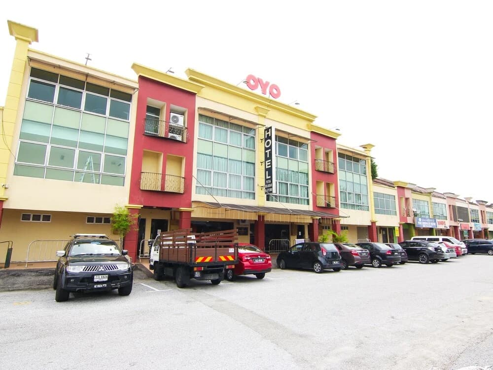 Hotel Putra Iskandar by OYO Rooms - photo 1