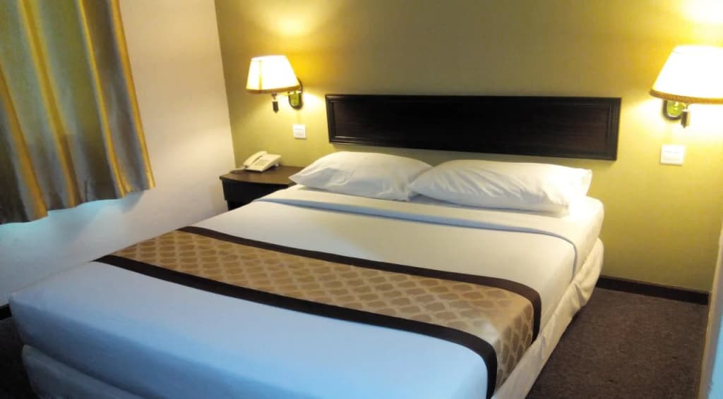 Golden Lake Garden Hotel - photo 4
