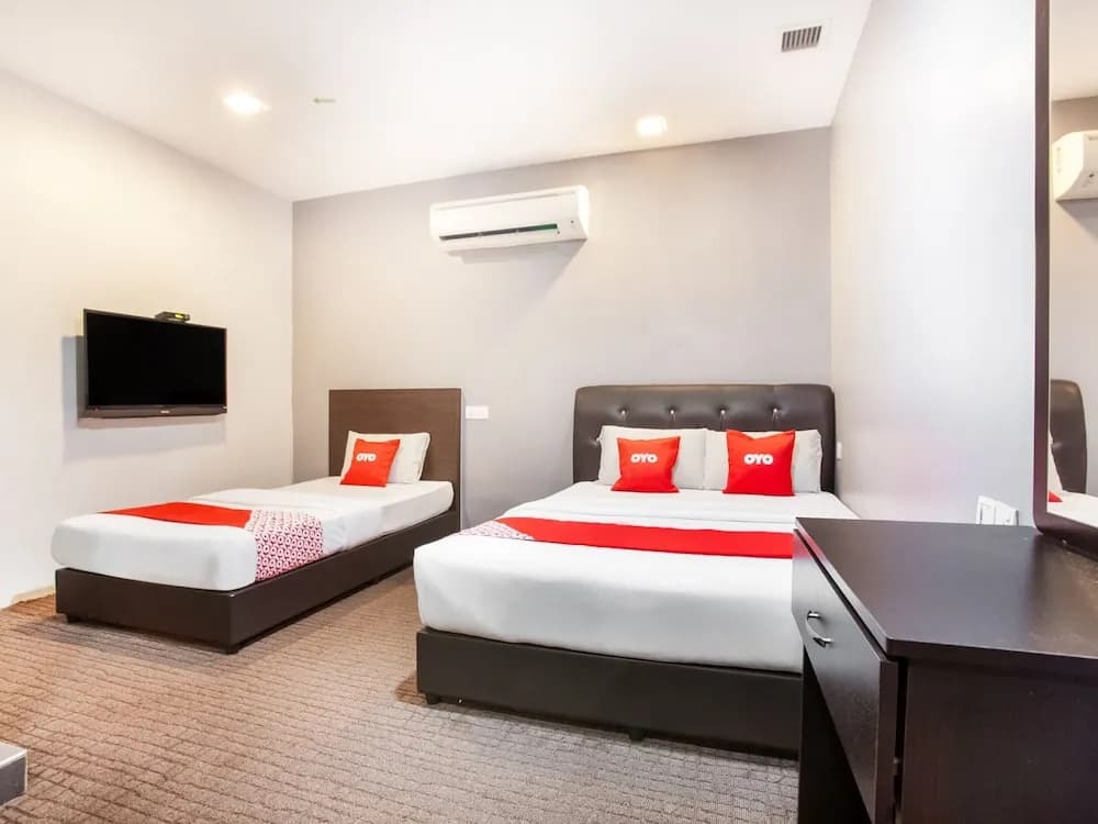 P Line Hotel - photo 6