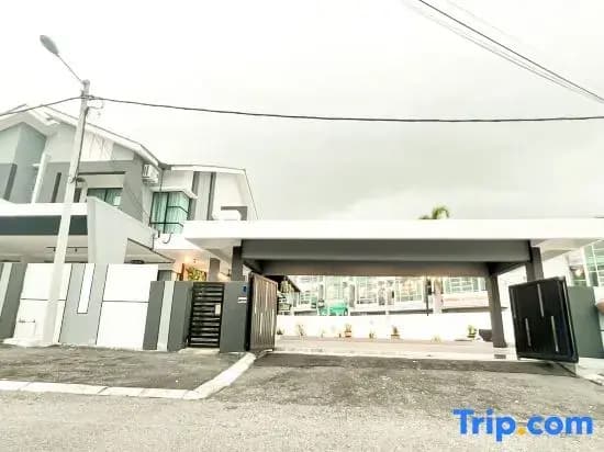 Ipoh Fairy Villa 3: Pool, Jacuzzi & KTV (23 people) - photo 1