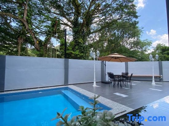 4BR 16pax LYL Jaccuzi Private Pool House ipoh - photo 1