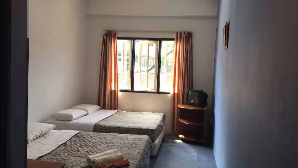 Pines and Roses Hotel - photo 2