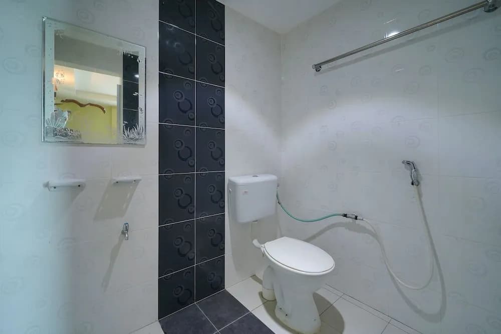 Fins Hotel by OYO Rooms - photo 9