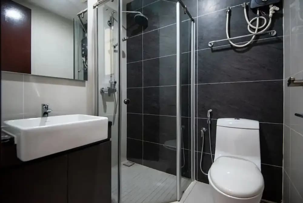 Chic 3BR in Danga Bay With Water Views & Parking - photo 9