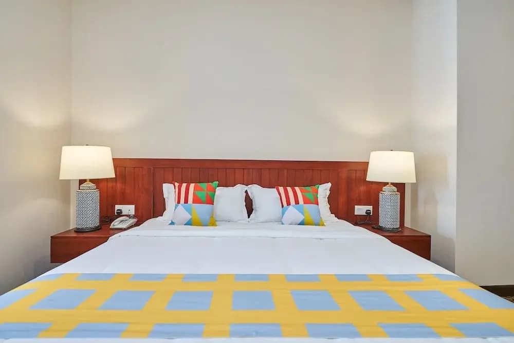 OYO Home 44077 The Platinum Hotel & Suites- King - photo 3