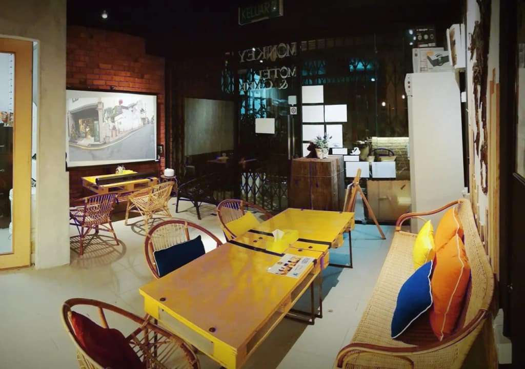Monkey Motel & Café - photo 21