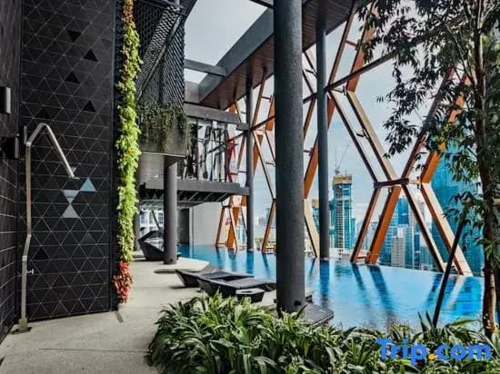 Scarletz Suites KLCC • 5-min to Petronas Twin Towers • Rooftop Infinity Pool - photo 5