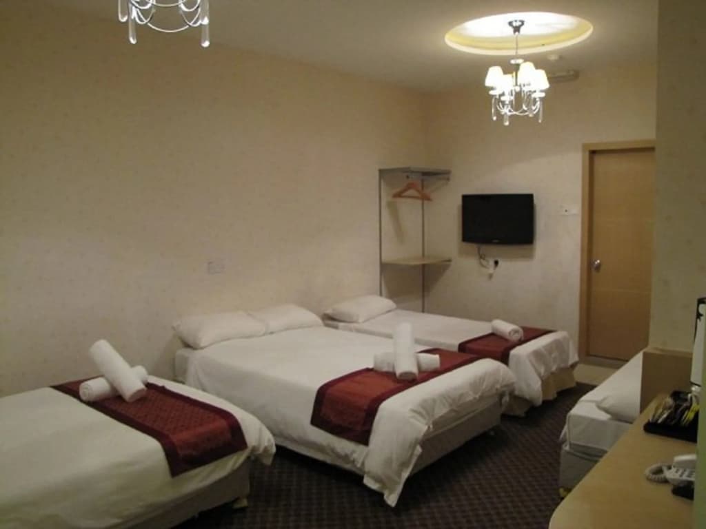 The Crown Borneo Hotel - photo 2