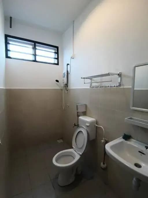 MODERN , SPACIOUS GAMBANG UMP 18 Guest House - photo 7