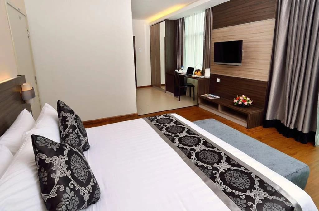 Holiday Villa Hotel & Suites - photo 7