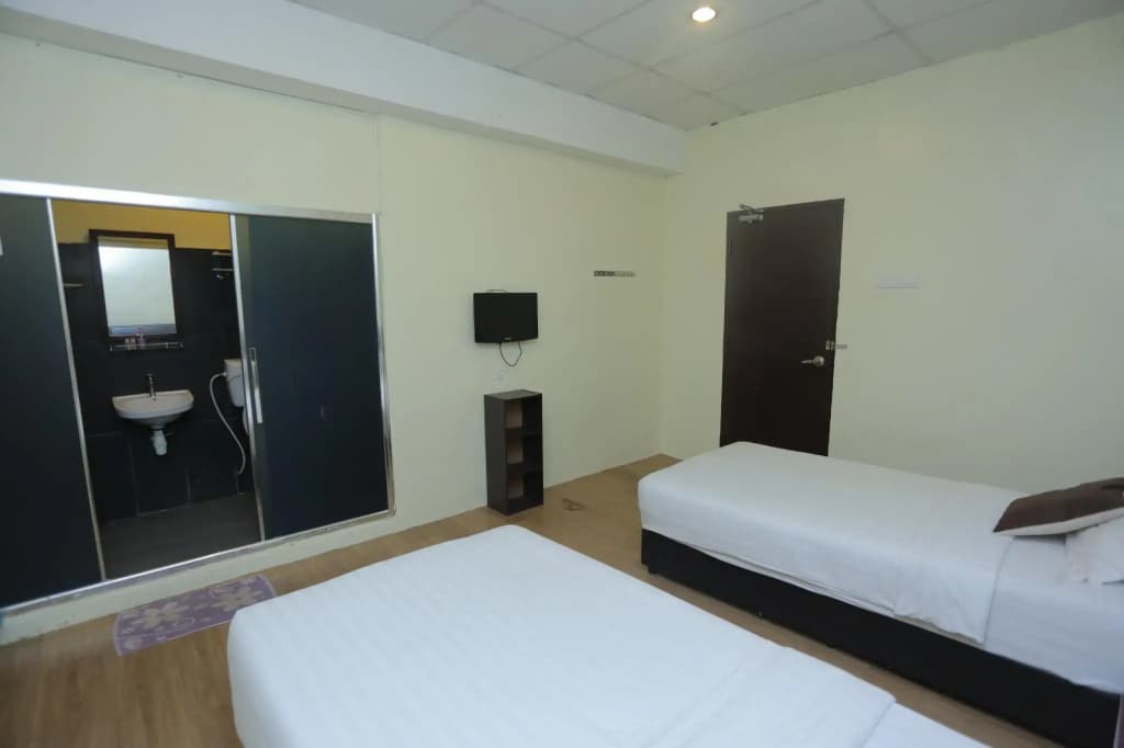 JAM Hotel near ERL Salak Tinggi Sepang - photo 15