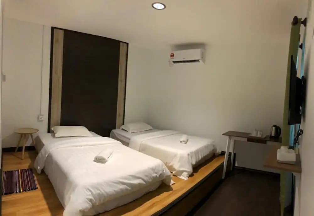 OYO HOME 90667 Chen Room Bs - photo 2