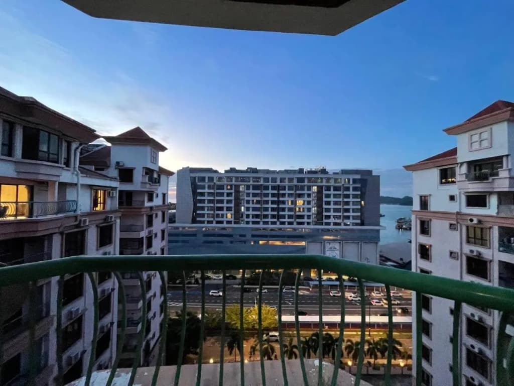 PENTHOUSE MARINA COURT VACATION HOME 4 BEDROOMS KOTA KINABALU 14pax - photo 4
