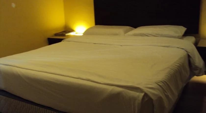 Golden Bay Hotel - photo 2