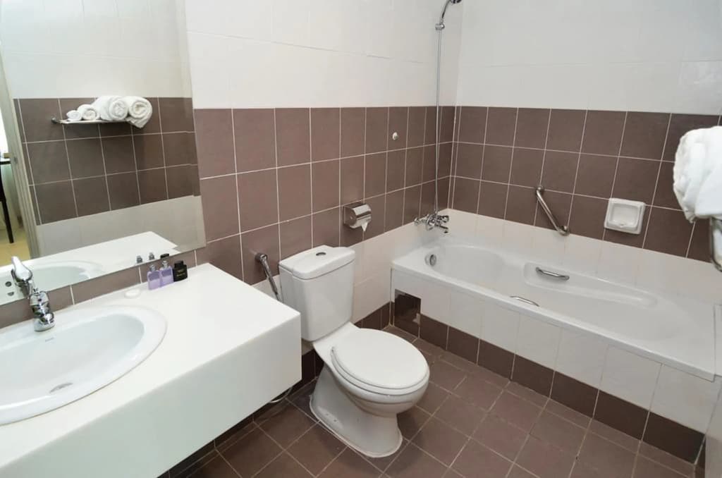 Holiday Villa Hotel & Suites - photo 8