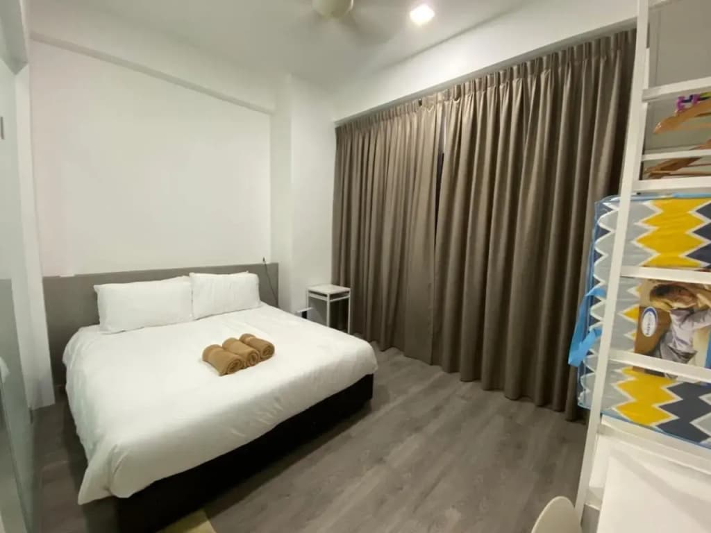 2 bedrooms surrounding natural View and pool - photo 5