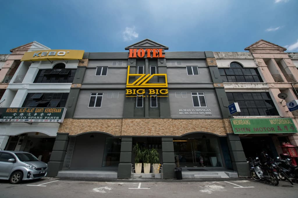OYO 89355 Big Big Hotel - main photo