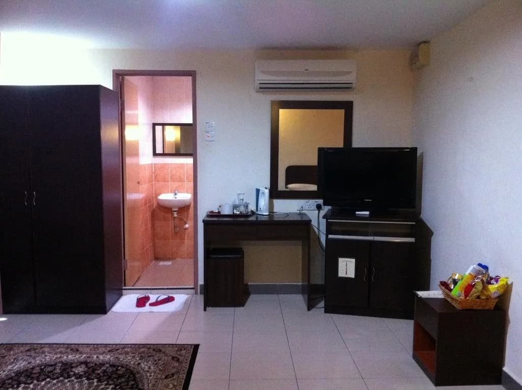 Hotel Putra Iskandar - photo 11