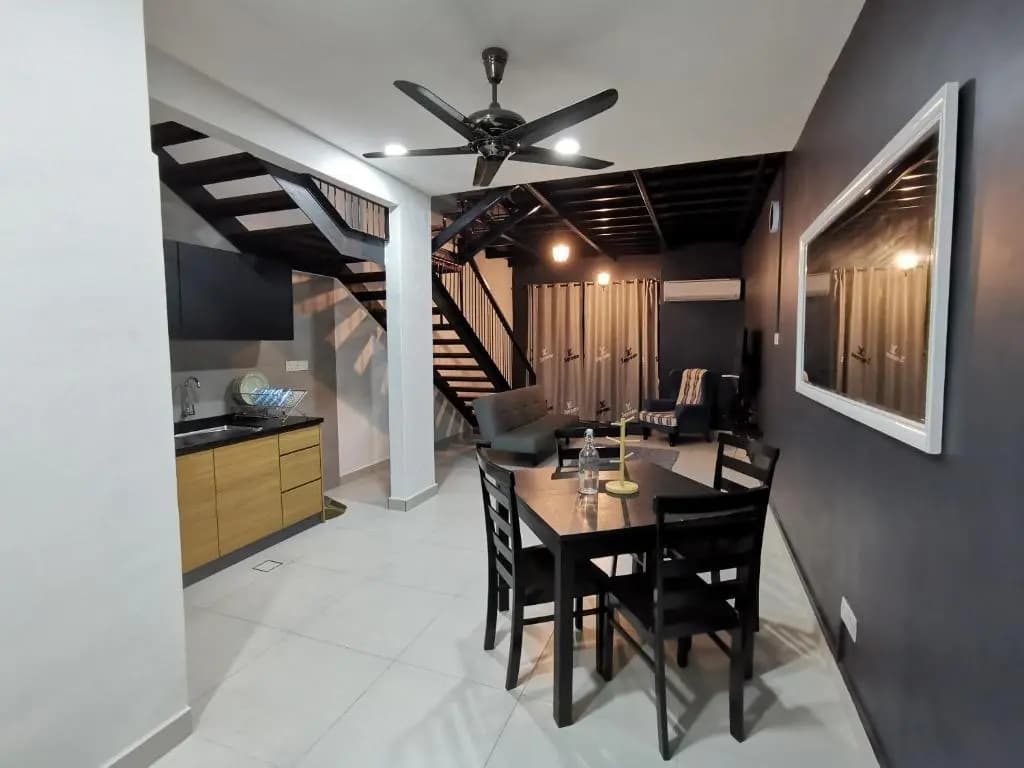Duplex Apartment Lakeview - Free Netflix & WiFi - photo 12