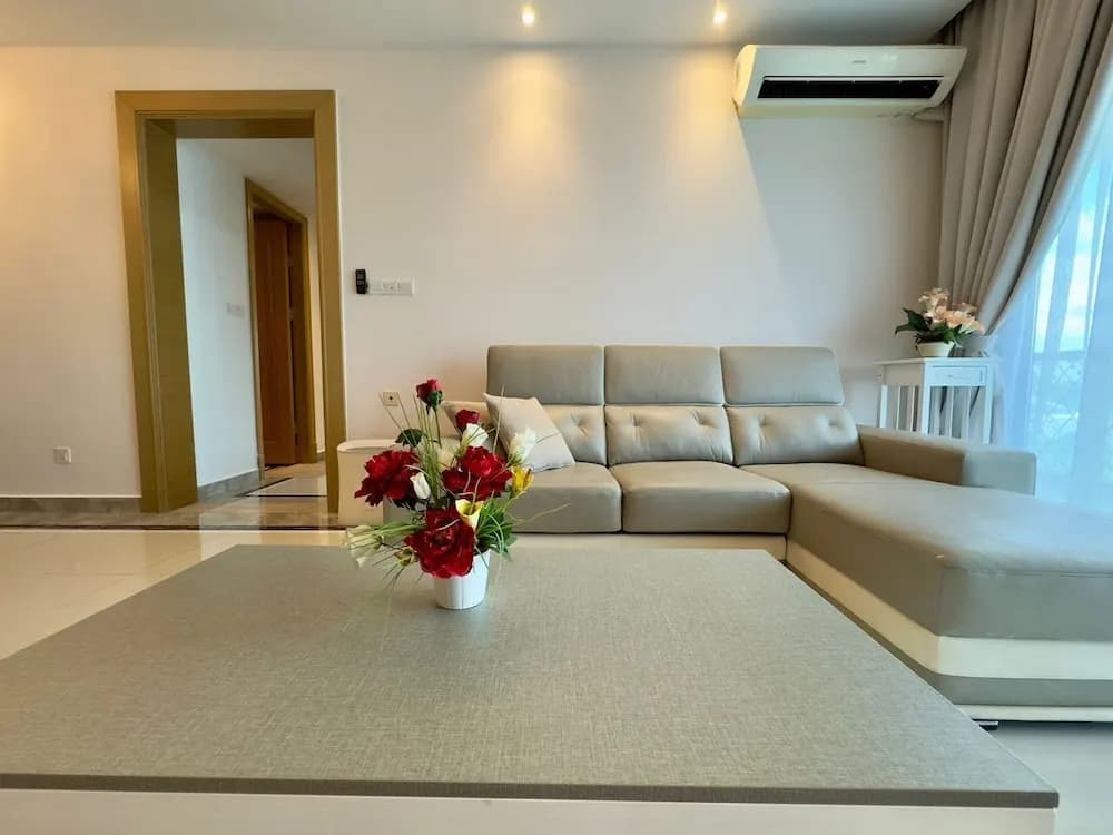 JB City CIQ-R&F Shopping Mall Apartment - photo 4