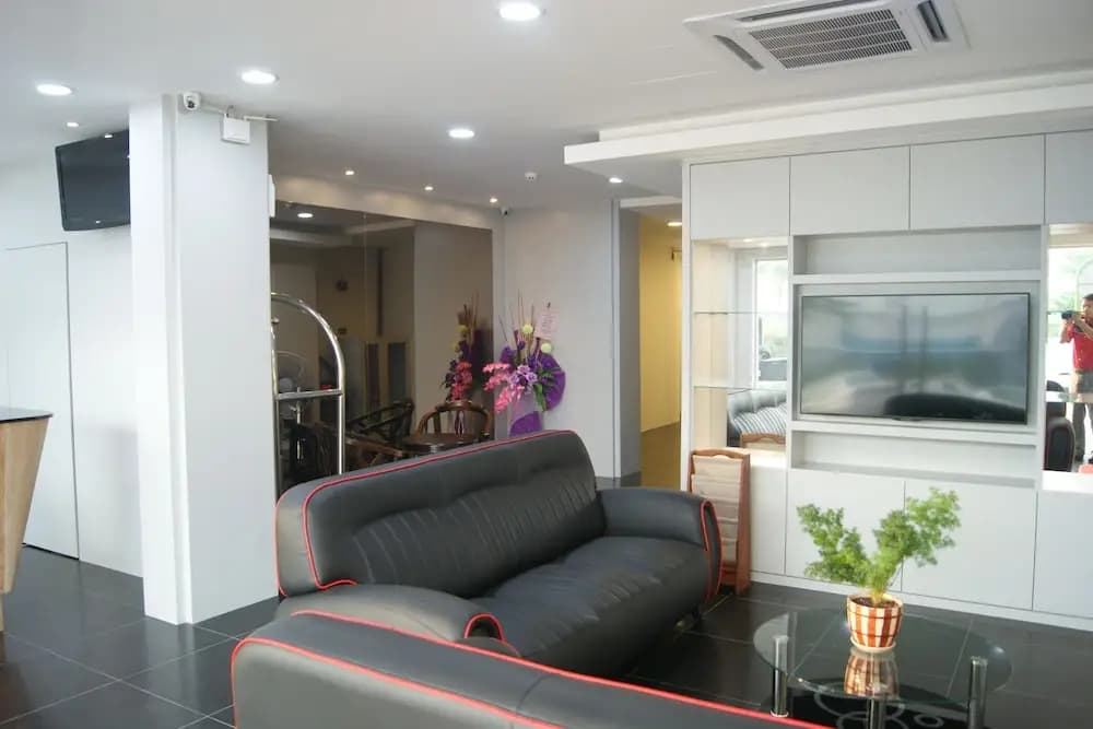 Double Happiness Hotel - photo 2