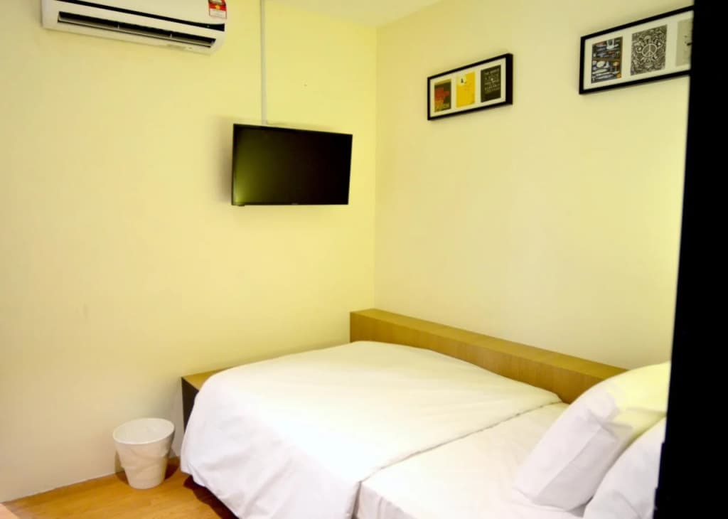 Don's Den Hotel - photo 3